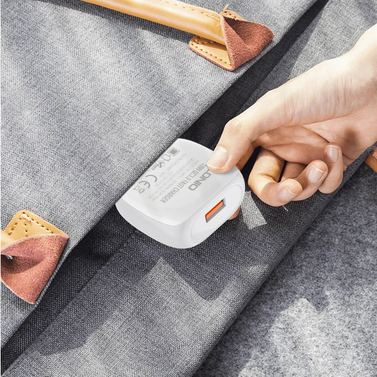 Caricabatterie Quick Charge 3.0 compatto, con cavo incluso —A1306Q